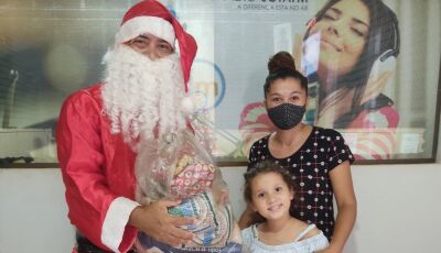 Radialista da rádio Jota FM entrega 122 cestas básicas, brinquedos, roupas e calçados no Natal