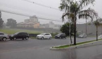 Chuva forte, ventania e queda granizo de atingem região oeste de Campo Grande 