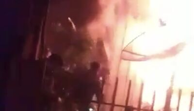 PMs entram em casa em chamas e resgata idosa de 97 anos na noite de Ano Novo em Glória de Dourados 
