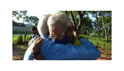 Após 70 anos, irmãos se abraçam em reencontro que venceu a suspeita de que o outro estivesse morto