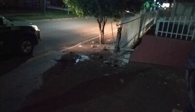 Embriagado, motociclista perde controle e bate em muro de residência no centro de Deodápolis