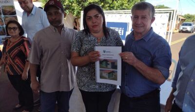 Emoção marca entrega de lotes urbanizados para 50 famílias em Jateí