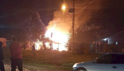 Casa é totalmente consumida pelo fogo na Vila Planalto em Caarapó