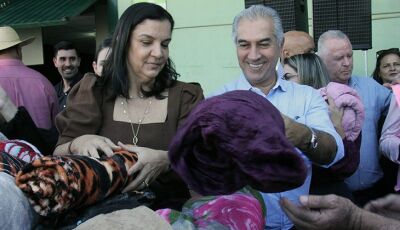 Reinaldo e Fátima Azambuja entregam cobertores; 80 mil serão distribuídos até quinta-feira