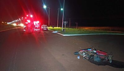 Motociclista morre após bater em rotatória e poste em Dourados
