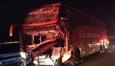 Ônibus de comerciantes de MS bate em caminhão e motorista morre; 7 ficam feridos