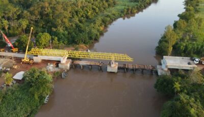 Construção de ponte sobre o Rio Dourados entre Dourados e Deodápolis avança com lançamento de vigas