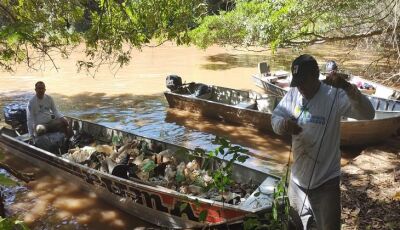 Mutirão retira 1500 kg de lixo do rio Negro em comemoração à semana do Meio Ambiente