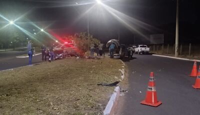 Motociclista morre após atingir canteiro e árvore na Avenida
