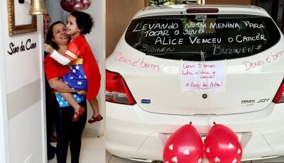 Menina de 5 anos toca 'sino da cura' contra câncer e comemora com carro enfeitado