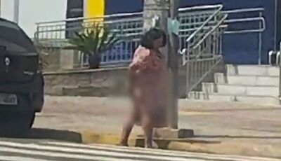 Mulher faz 'cocô' em bueiro no centro da cidade de MS (vídeo)