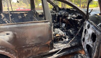 Pajero fica destruída após pegar fogo e condutora conseguiu sair do veículo a tempo