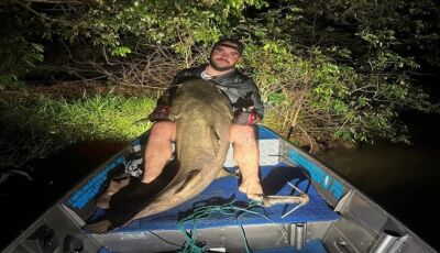 Empresário fisga jaú gigante de 60kg e 1,75m durante pescaria noturna em rio de MS