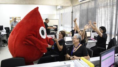 Zé Sanguinho visita prédio da governadoria e convida servidores a doarem sangue