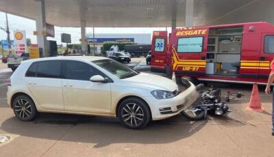 Motociclista fica ferido após ser atingido por carro em posto de gasolina em MS
