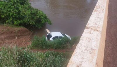 Motorista desaparecido é encontrado com veículo caído próximo a ponte sobre o Rio Dourados