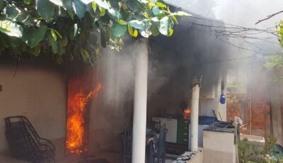 Casa pega fogo e idosos perdem tudo em Coxim; netinho estava na varanda