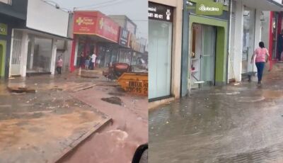 Chuva chega com força e água invade comércios em Ivinhema