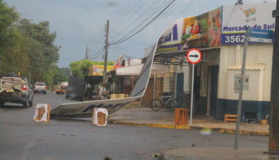 Chuva com ventos de 79,6 km/h e granizo, deixa rastro de destruição em cidade de MS