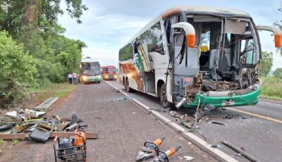 Passageiros de ônibus ficam feridos em acidente com caminhão na BR-262, em MS