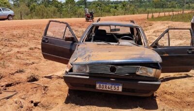 Mulher capota e destrói carro em estrada vicinal de Ivinhema