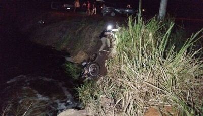 Motociclista morre após parar moto às margens de rodovia e cair em vazante de água