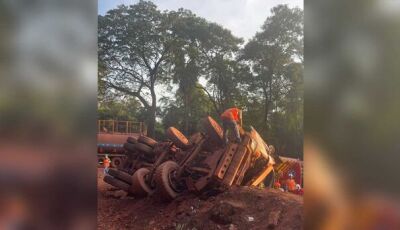 Trabalhador fica retido em caminhão tombado em mineradora em MS