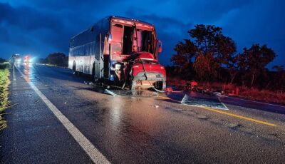 TRAGÉDIA: Colisão frontal entre ônibus e carro mata 04 pessoas