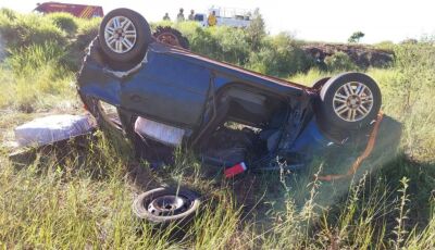 Homem é abandonado após morrer em acidente e ser arrastado para longe do carro