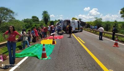 Morto em batida de carreta com ônibus espera identificação em MS; há 40 feridos