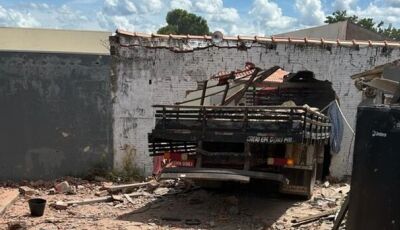 Freio falha e caminhão invade duas casas em cidade de MS