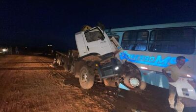 Acidente entre caminhão e ônibus deixa mortos e 11 feridos em MS