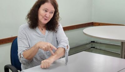 No Dia Internacional da Mulher, professora surda de MS dá aula de superação