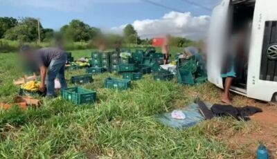 Caminhão com frutas tomba na BR-262 e moradores aproveitam para pegar a carga 
