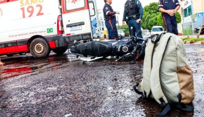 Capacete 'voa' e grávida é entubada após acidente entre carro e moto de aplicativo