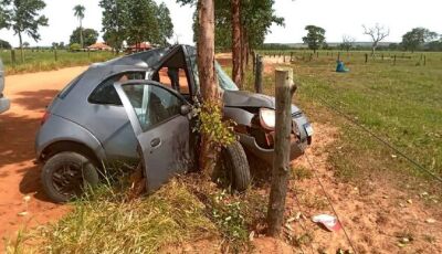 Idoso sobrevive a grave acidente após bater carro em árvore em MS