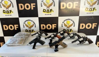 Mulher é detida pela polícia com arsenal de armas preso ao corpo na fronteira