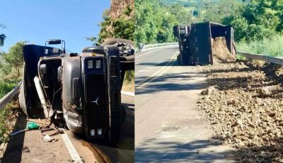 Motorista é socorrido em estado grave após tombar caminhão com carga de cascalho na MS-223