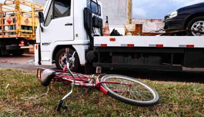 Ciclista é atropelado em MS após caminhão atingir traseira de carro parado
