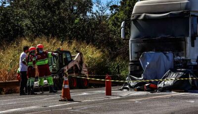 'Não tive como evitar', diz caminhoneiro após motociclista invadir pista contrária e morrer 