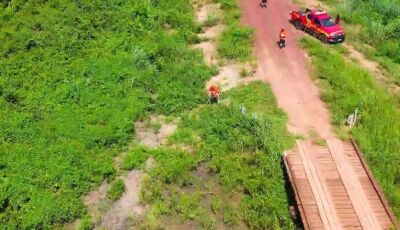 Bombeiros e Agesul atuam para preservar pontes, vegetação e moradias de ribeirinhos no Pantanal