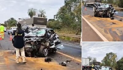 TRAGÉDIA: Acidente entre carro e carreta deixa 04 pessoas mortas