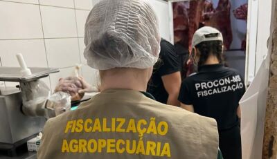 Fiscalização do Procon de MS fecha açougue de mercado, apreende cigarros e bebidas