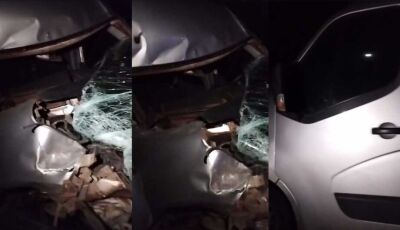LIVE: Van fica destruída em acidente com carreta