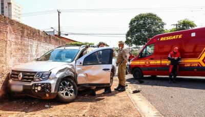 Cadeirante fura sinalização, bate em carro e acerta muro em Campo Grande