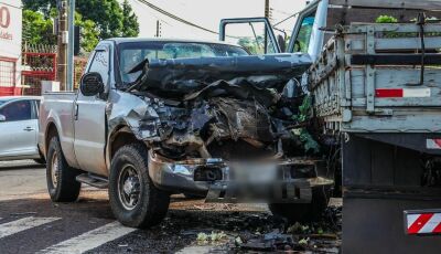 Motorista de caminhonete que causou acidente com caminhão e motocicleta está em coma na Santa Casa 