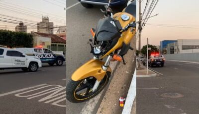 Motociclista perde o controle da direção, bate em placa de pare e morre