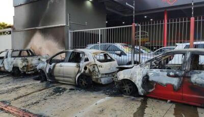 Incêndio criminoso destrói 05 veículos de garagem em Dourados