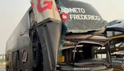 Ônibus da dupla João Neto & Frederico colide com caminhão em Minas Gerais 