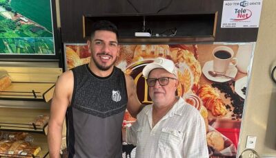 João Paulo, goleiro do Santos é recebido com carinho em visita na G&L Panificadora em Fátima do Sul